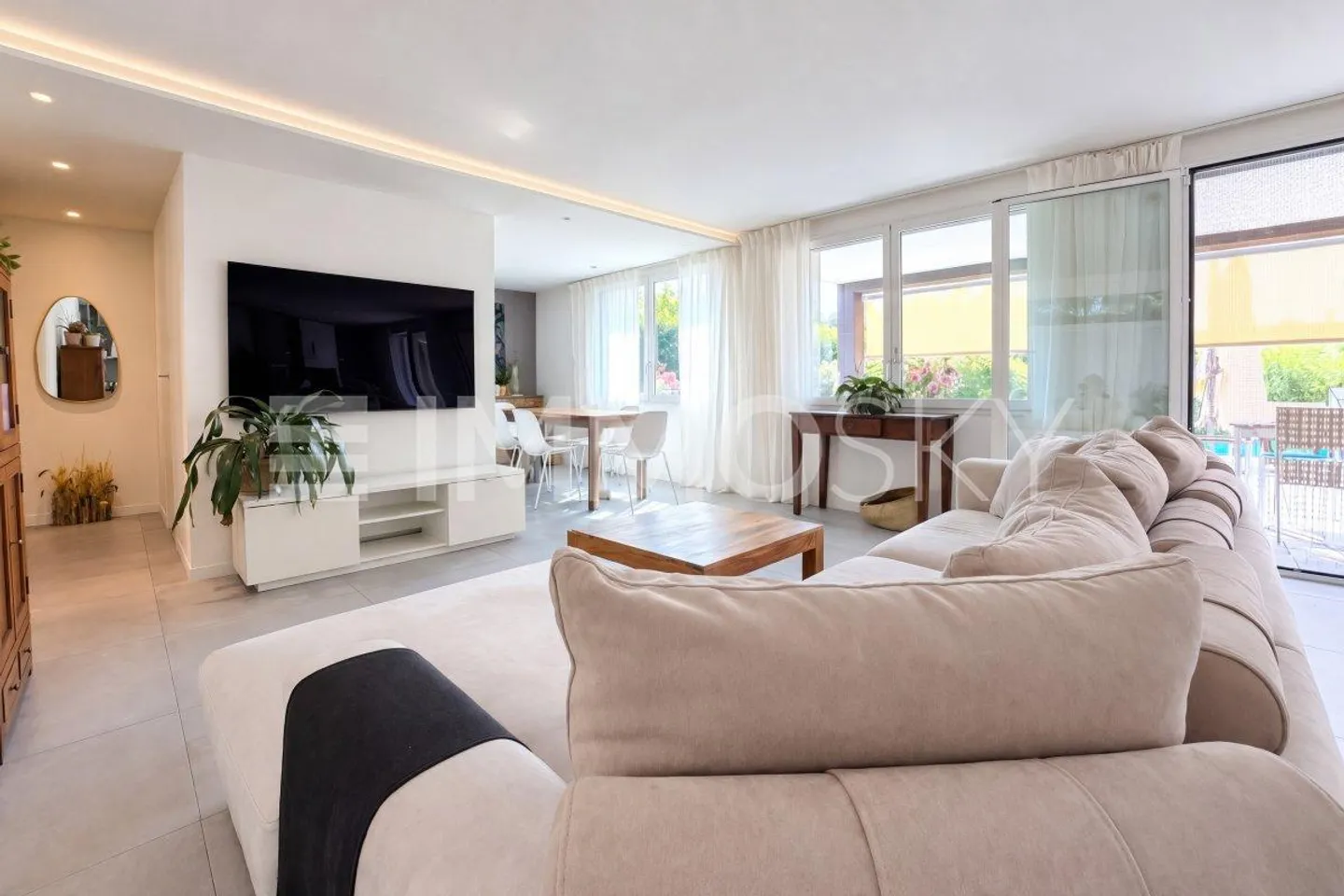 Une résidence exclusive où l'espace, la vie privée et la nature se rencontrent - Photo 3 sur 5