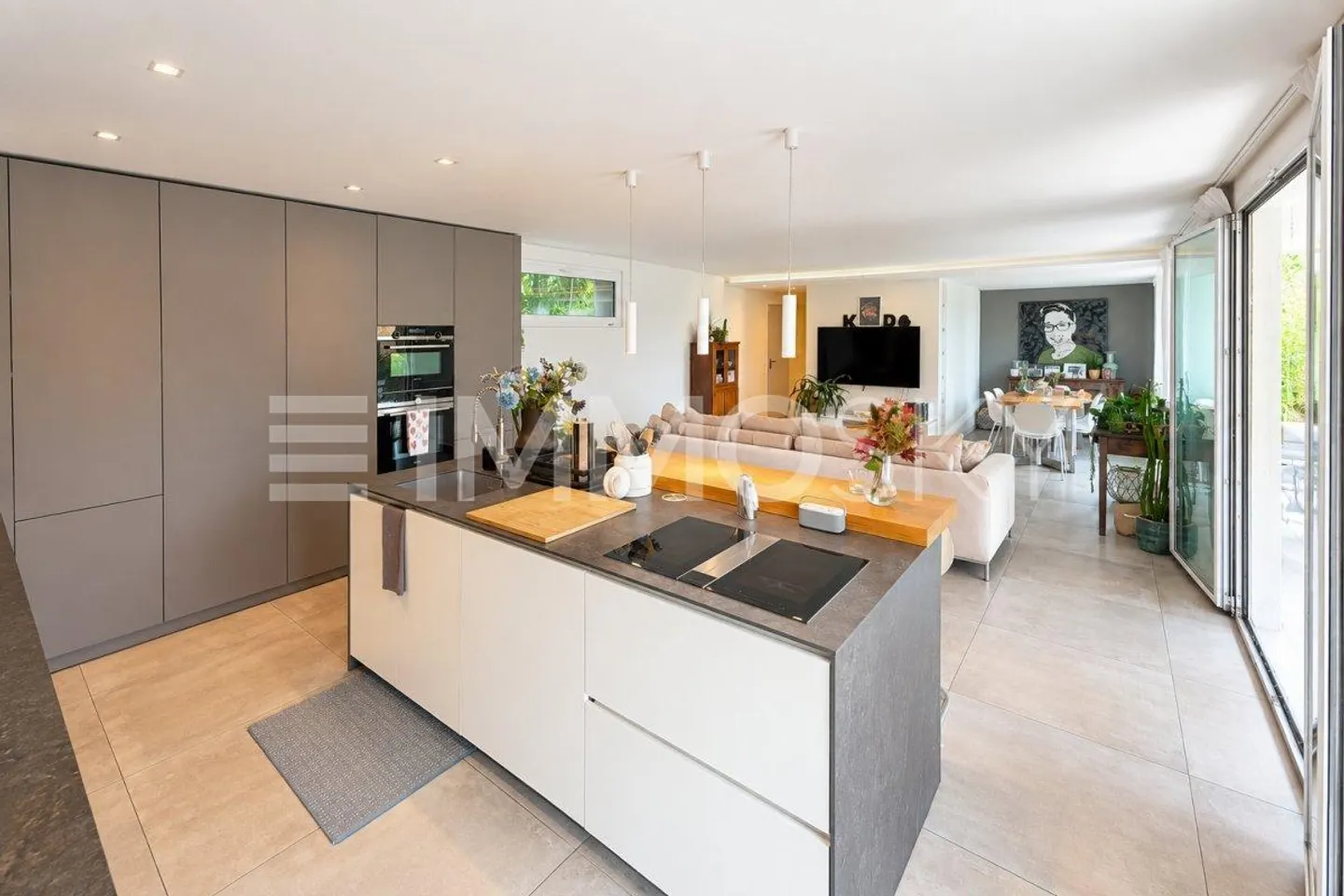 Une résidence exclusive où l'espace, la vie privée et la nature se rencontrent - Photo 2 sur 5