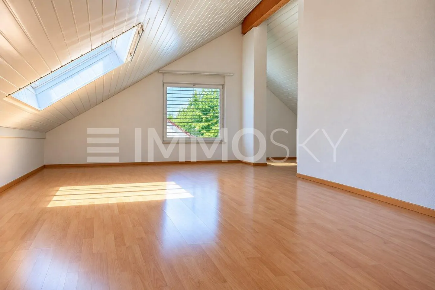 Grosszügige Dachwohnung mit Aussicht - Foto 3 von 5