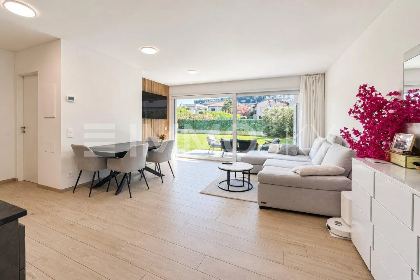 Modernity and comfort with private garden - Photo 2 of 5