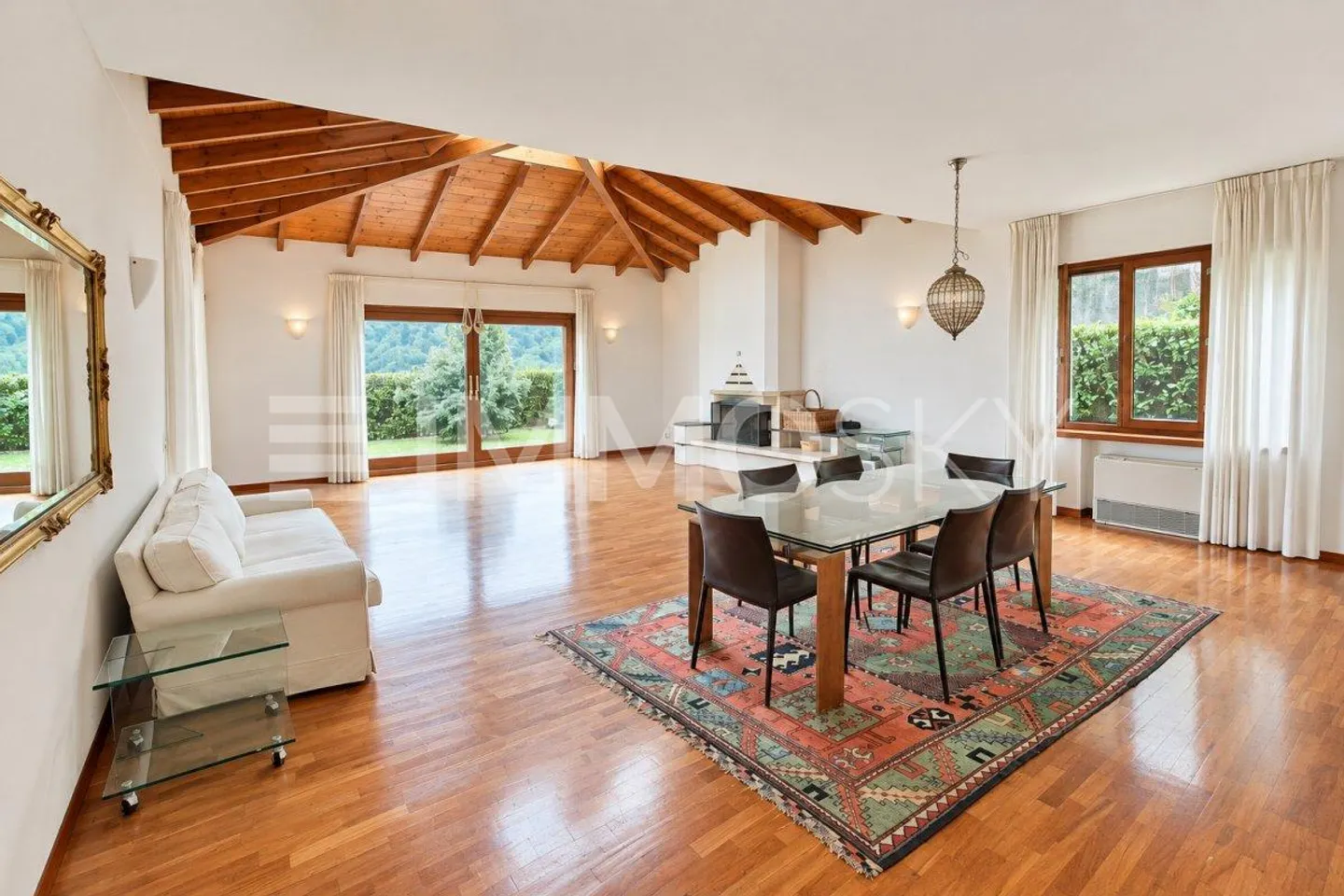 Villa con vista lago e piscina - Foto 1 di 4