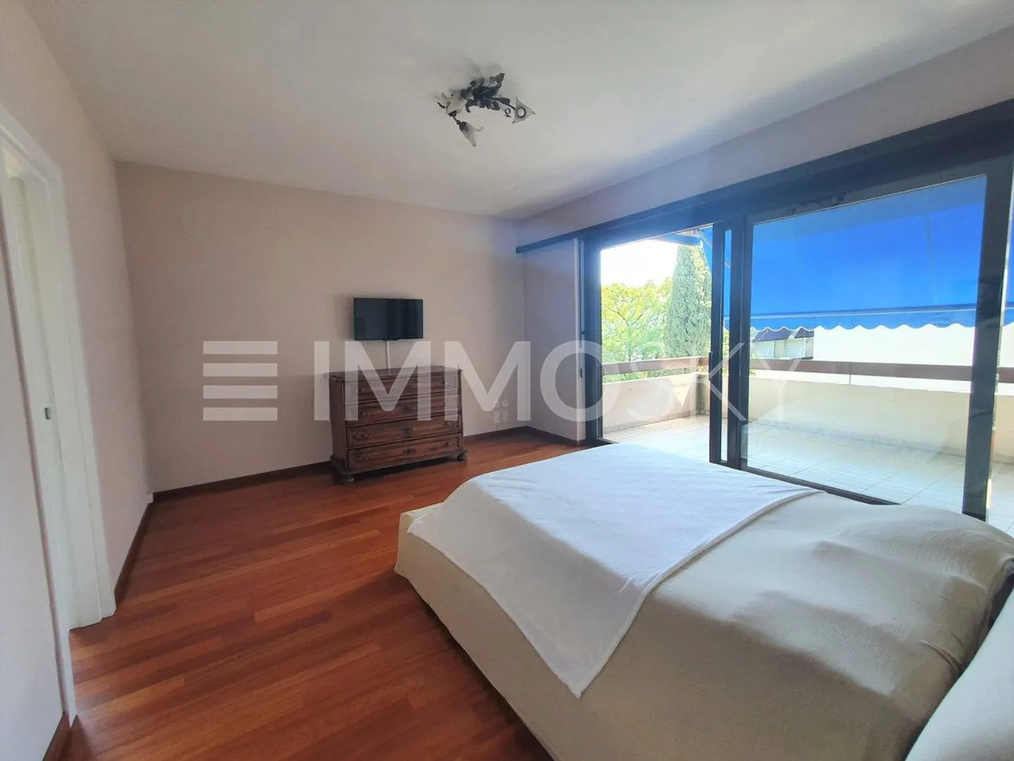 Near the lakeside, spacious areas and elegant finishes - Photo 5 of 5