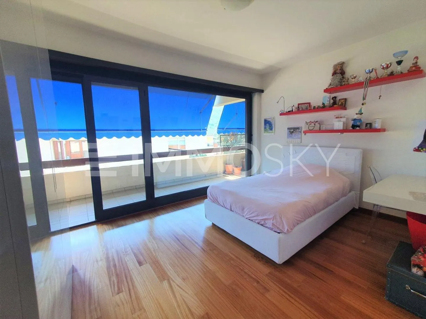 Near the lakeside, spacious areas and elegant finishes - Photo 4 of 5