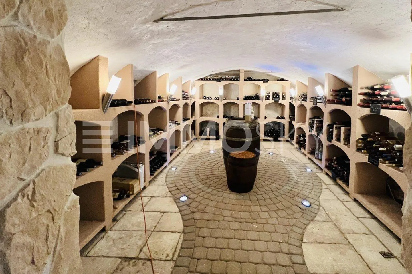 Invest in this magnificent income-generating building - Photo 3 of 5