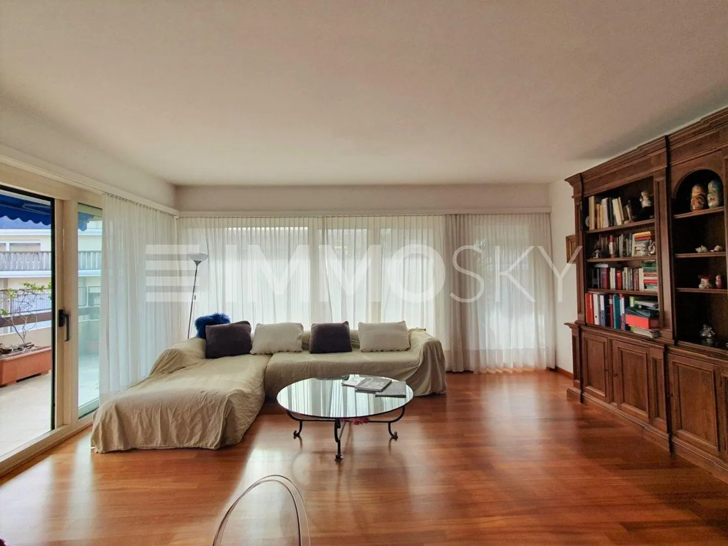 Near the lakeside, spacious areas and elegant finishes - Photo 1 of 5