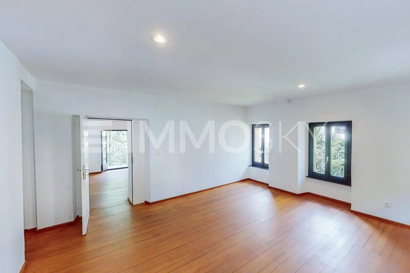 Groß, Mehrfamilienhaus und mit interessantem Einkommen - Foto 1 von 5