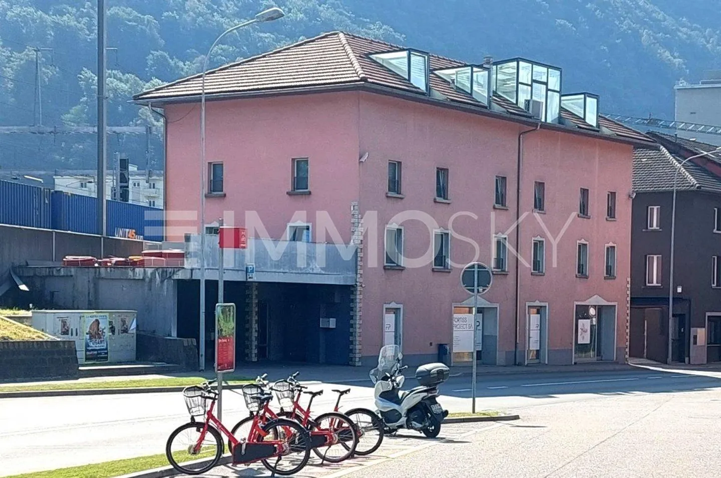 Excellent investment: entire income-generating building! - Photo 1 of 2