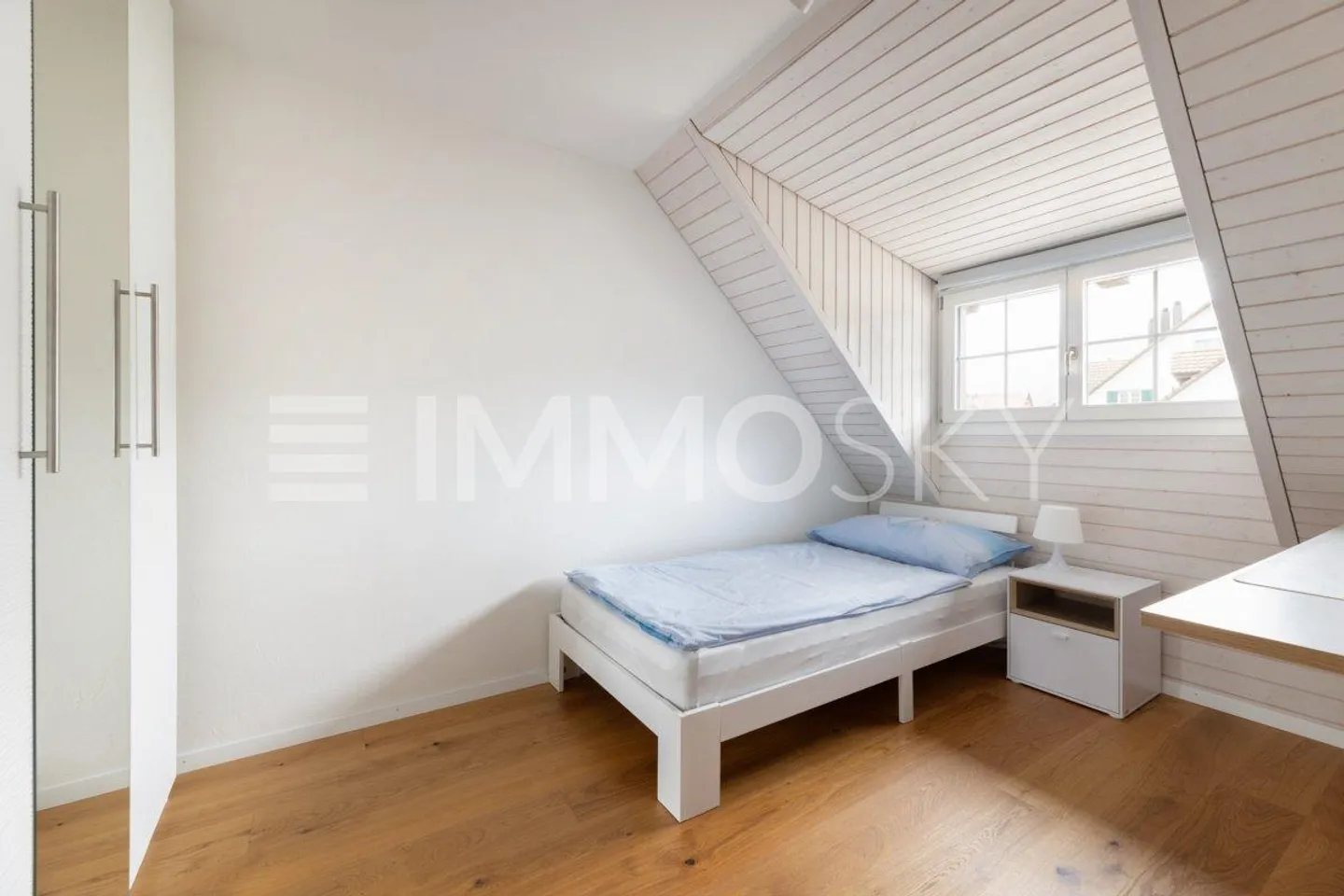  Charmante Dachgeschossoase mit Stil und Komfort - Foto 5 von 5