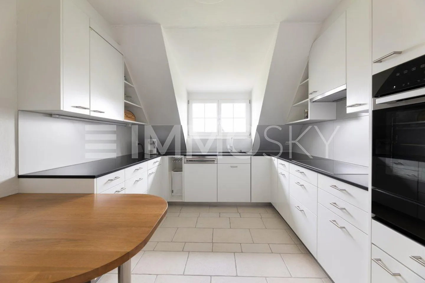  Charmante Dachgeschossoase mit Stil und Komfort - Foto 3 von 5