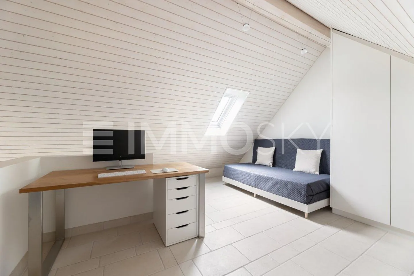  Charmante Dachgeschossoase mit Stil und Komfort - Foto 4 von 5