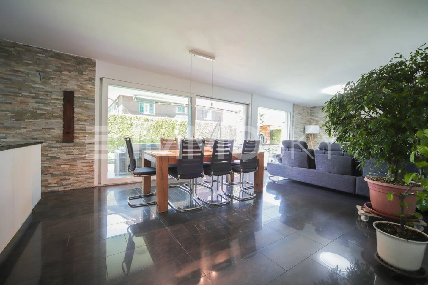 Stilvolles Familienhaus mit Garten - Foto 3 von 5