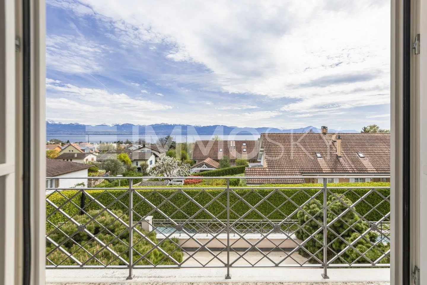 Maison d'exception de 12 pièces au coeur de Mont-sur-Rolle - Photo 2 sur 5
