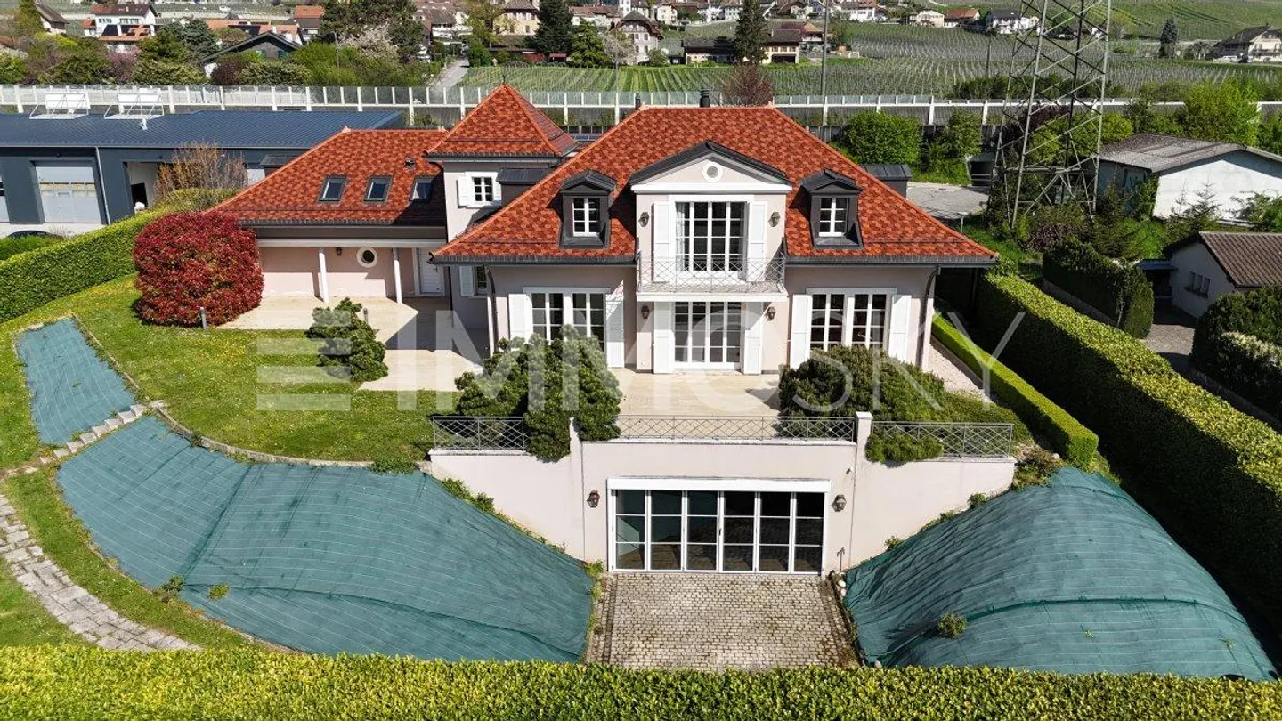 Maison d'exception de 12 pièces au coeur de Mont-sur-Rolle - Photo 1 sur 5