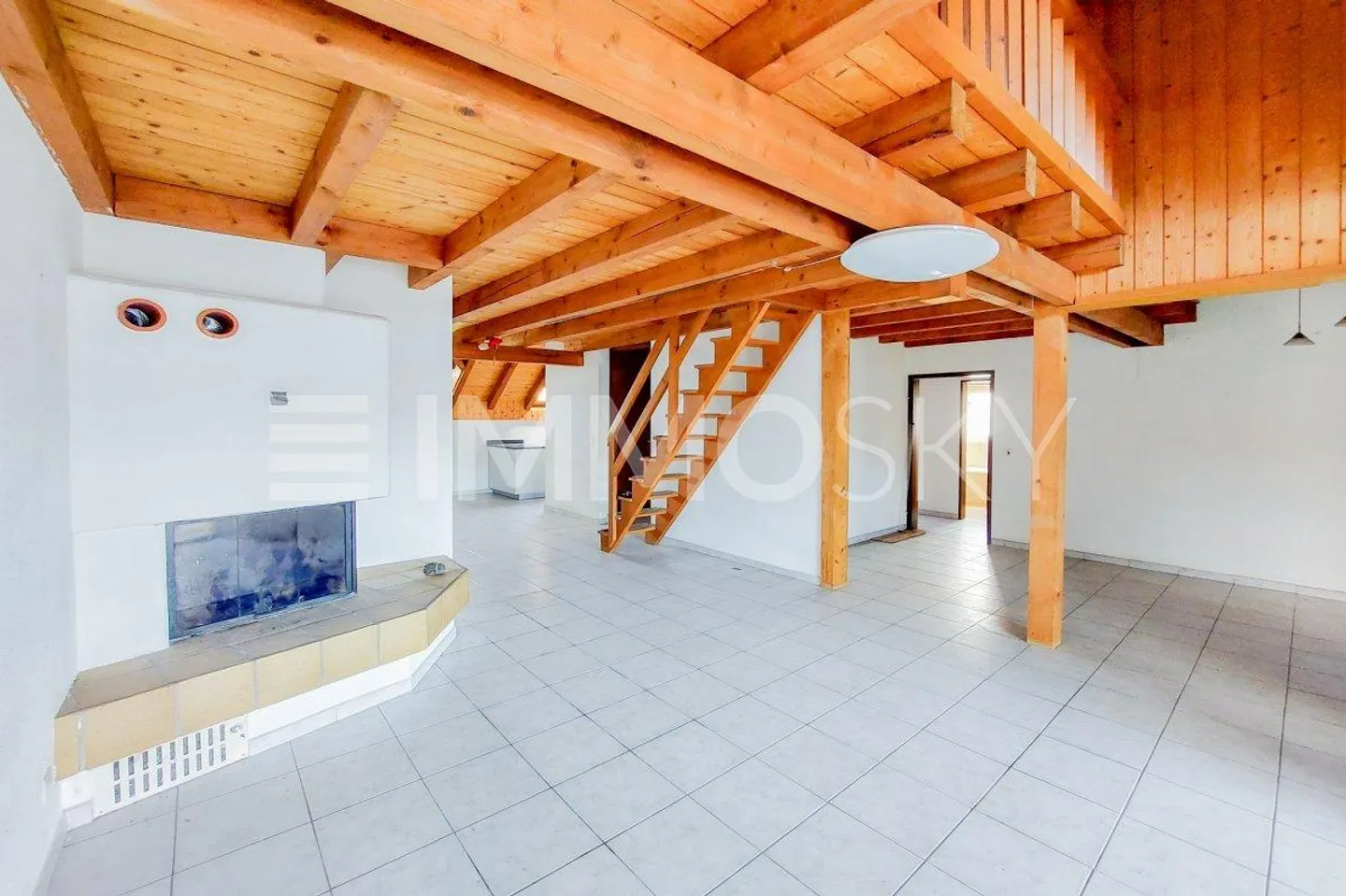 Habitation moderne avec escaliers et style - Photo 1 sur 5