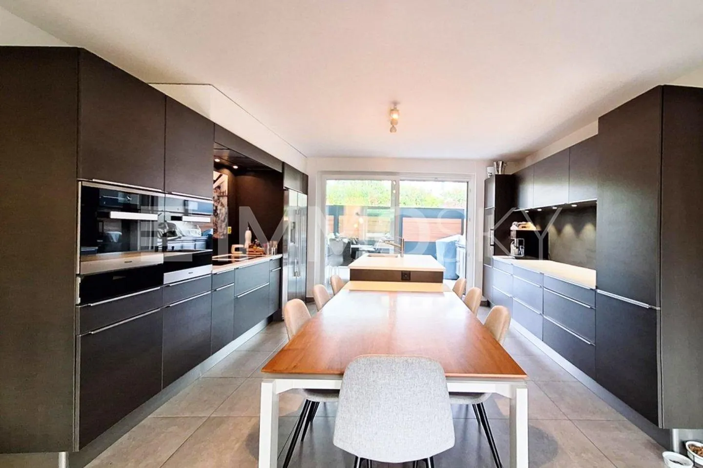 Appartement de 4.5 pièces en rez-de-chaussée - Photo 2 sur 5