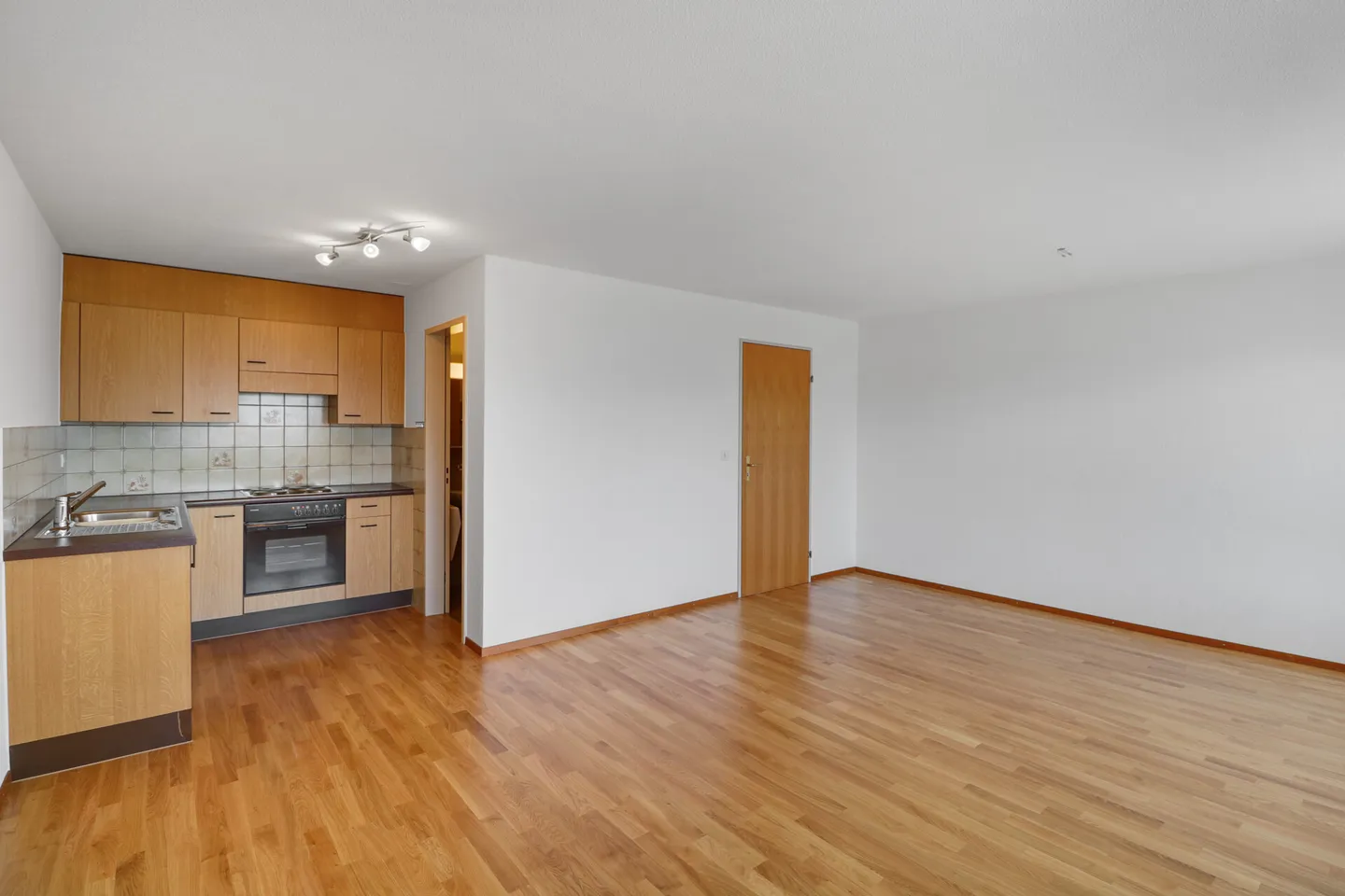 Charming Studio Apartment with Lake View, Ideal as a Second Home or Investment - Photo 11 of 13