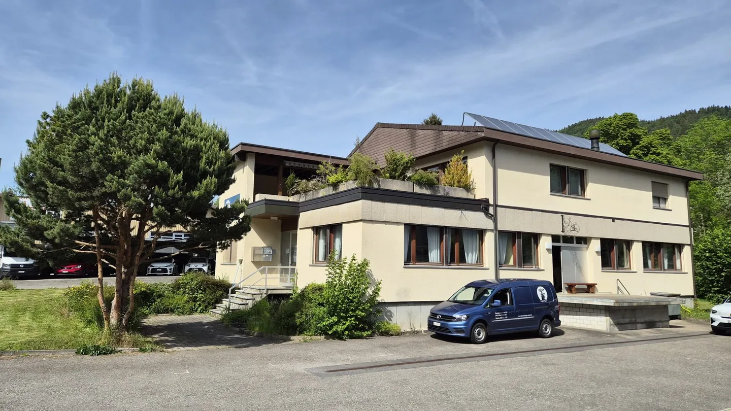 Ampio appartamento attico di 4 stanze con spazio commerciale opzionale - Foto 1 di 13