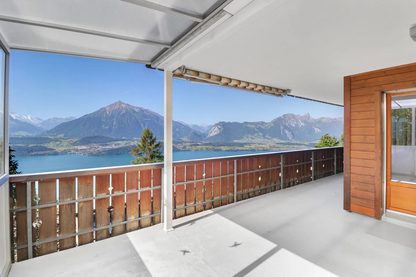 4-Room Holiday Apartment with Wonderful Lake View - Photo 1 of 13