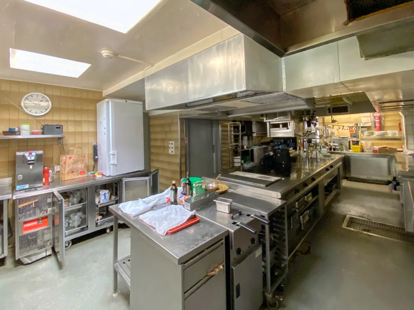 Gastronomy Kitchen / Production Kitchen for Catering in Grosshöchstetten - Photo 4 of 11