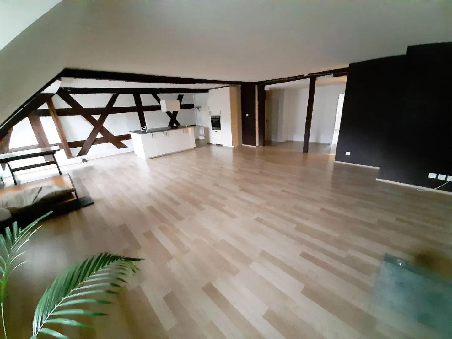 Charme und Raum: 3.5-Zimmer-Dachwohnung in Kaiserstuhl mieten - Photo 1 sur 6