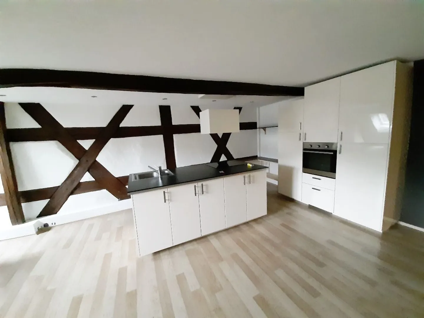 Charme und Raum: 3.5-Zimmer-Dachwohnung in Kaiserstuhl mieten - Photo 2 sur 6