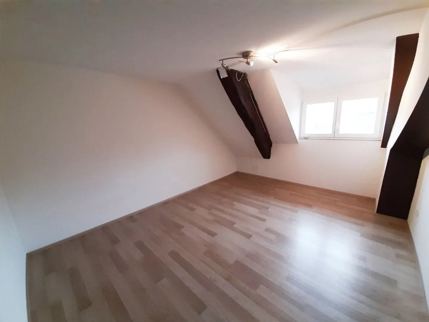 Charme und Raum: 3.5-Zimmer-Dachwohnung in Kaiserstuhl mieten - Photo 3 sur 6