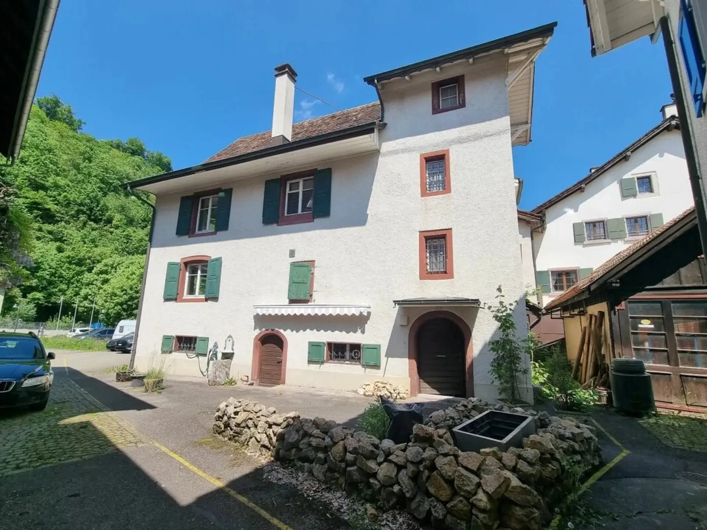Casa caratteristica per 3 famiglie con potenziale in vendita a Hölstein - Foto 1 di 13