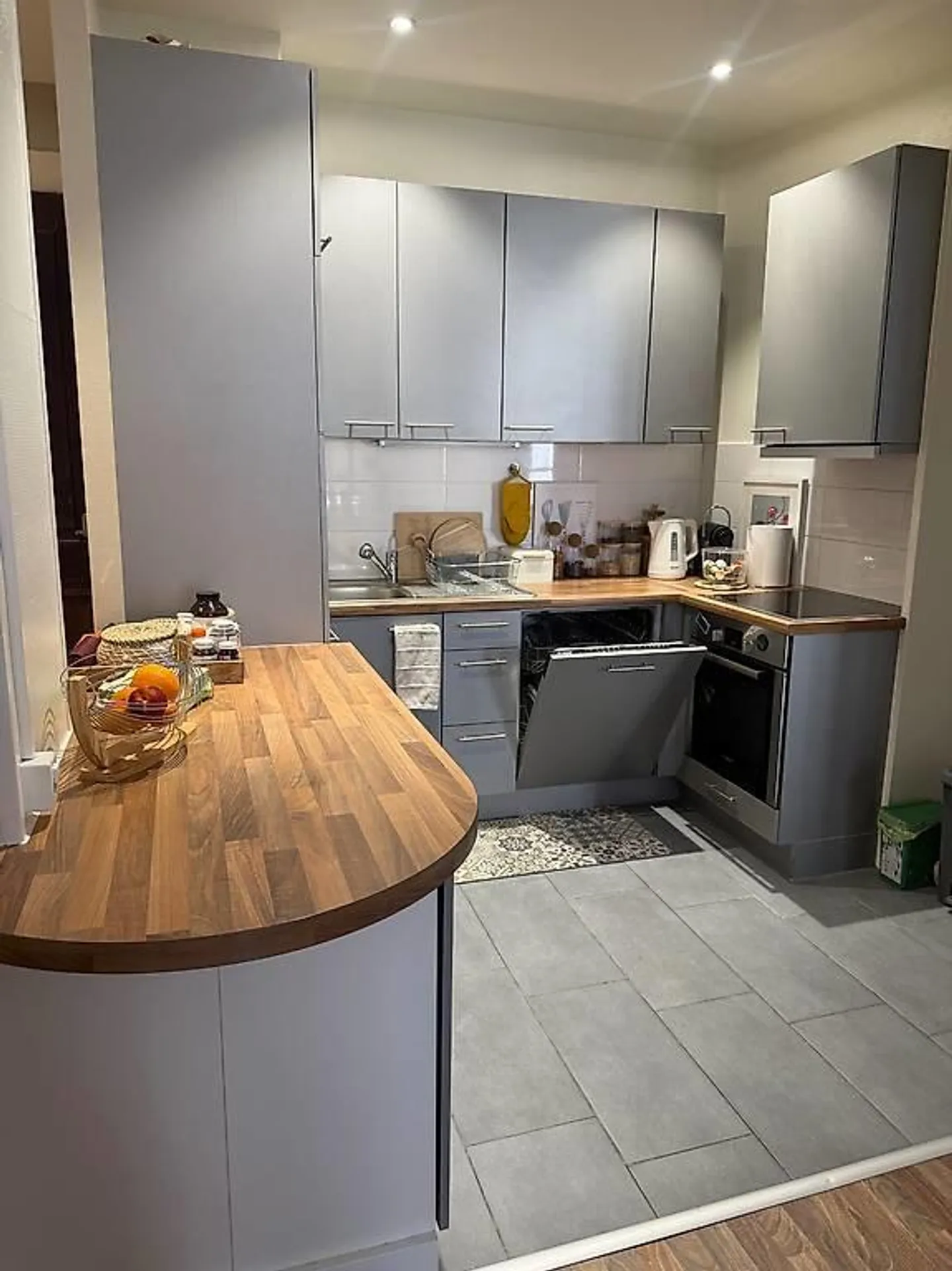 Eaux-Vives District: Spacious 4 Rooms | 70 m2 Close to Amenities and Transport - Photo 9 of 13