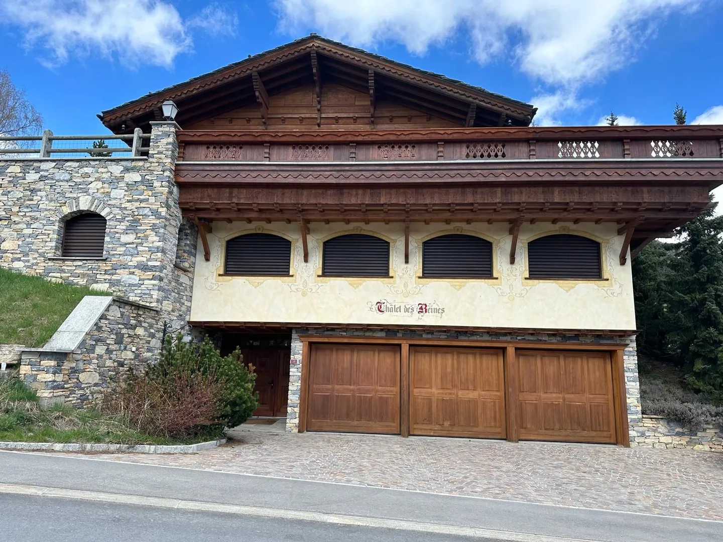 Vacation Rentals: Luxury Chalet with Magnificent View | Plan Mayens - Photo 1 of 5