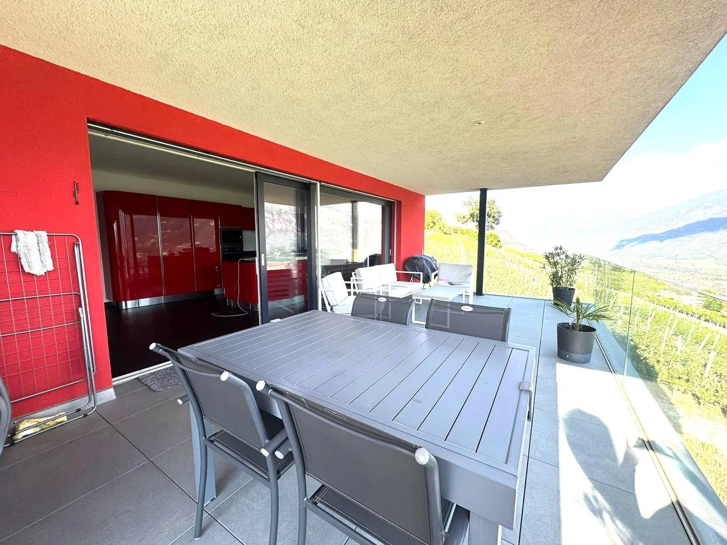 Grimisuat 5.5 locali | Attico contemporaneo con servizi di villa, vista panoramica dominante e accesso privato tramite ascensore - Foto 1 di 13