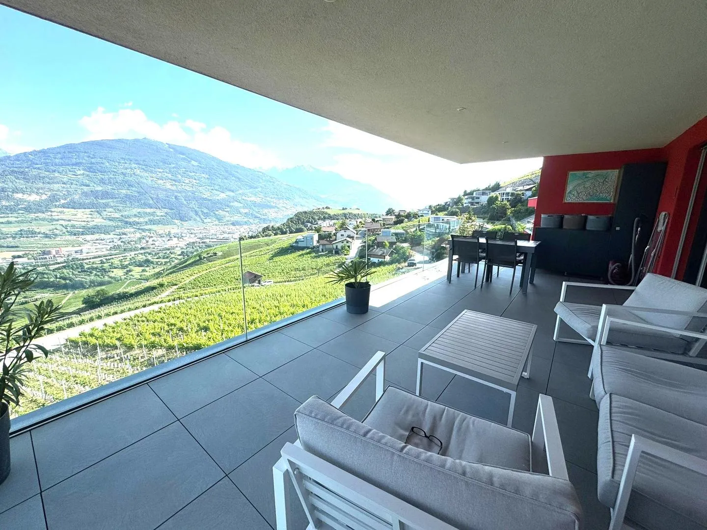Grimisuat 5.5 locali | Attico contemporaneo con servizi di villa, vista panoramica dominante e accesso privato tramite ascensore - Foto 2 di 13