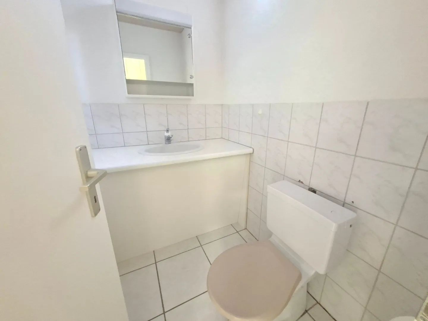 Spazio commerciale/ufficio luminoso a Nuglar, 91 m², parcheggio incluso. - Foto 7 di 9