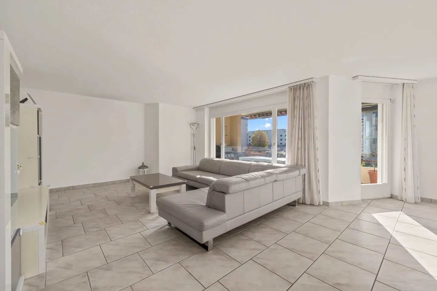 Appartamento luminoso di 5,5 stanze con grande balcone a Böttstein in vendita - Foto 4 di 13