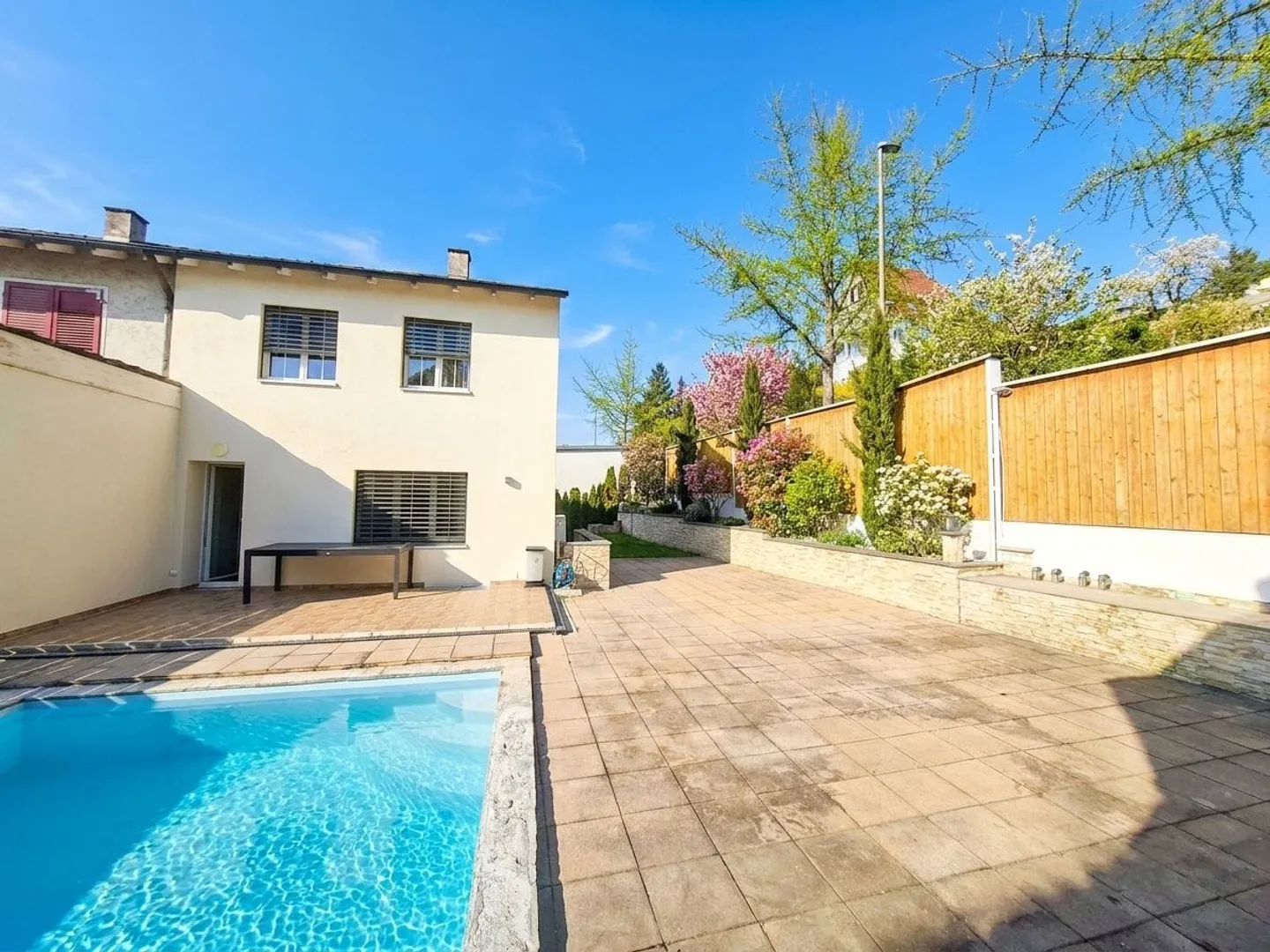 Moderne, rénovée et avec piscine - Photo 5 sur 13