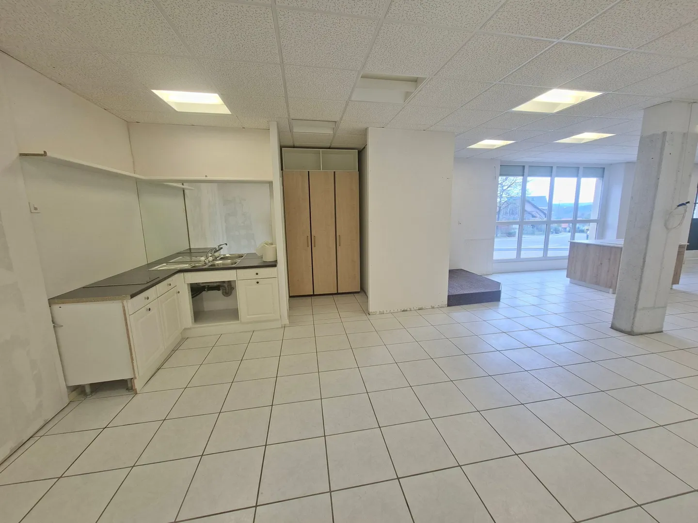 Spazio commerciale/ufficio luminoso a Nuglar, 91 m², parcheggio incluso. - Foto 4 di 9