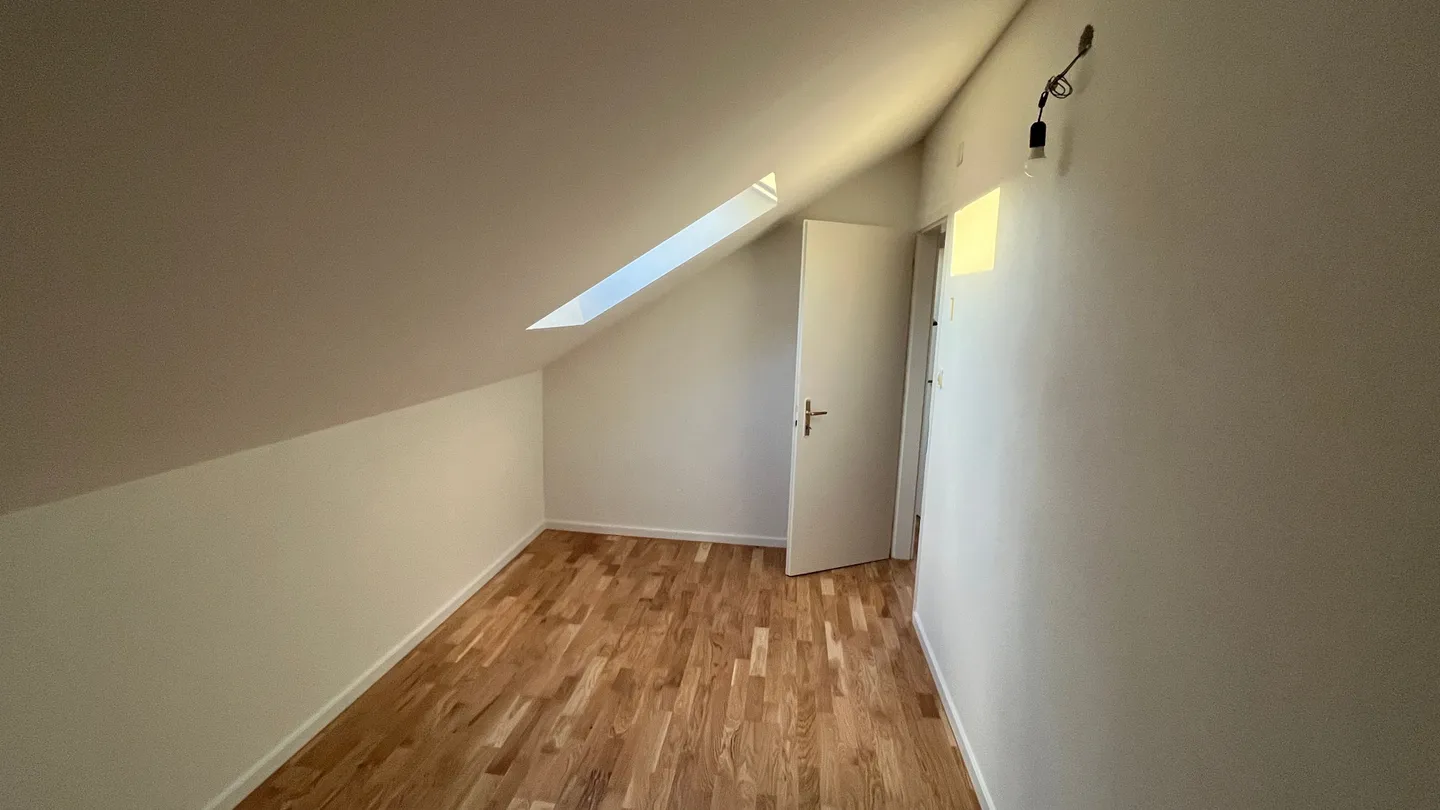 Appartamento mansardato di 4 stanze con lucernario e fascino a Büsserach - Foto 8 di 12