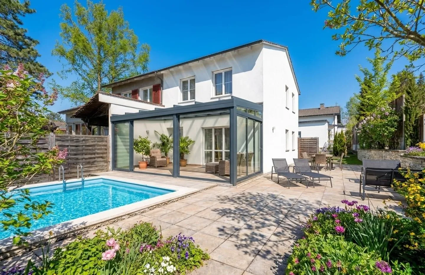 Moderne, rénovée et avec piscine - Photo 3 sur 13