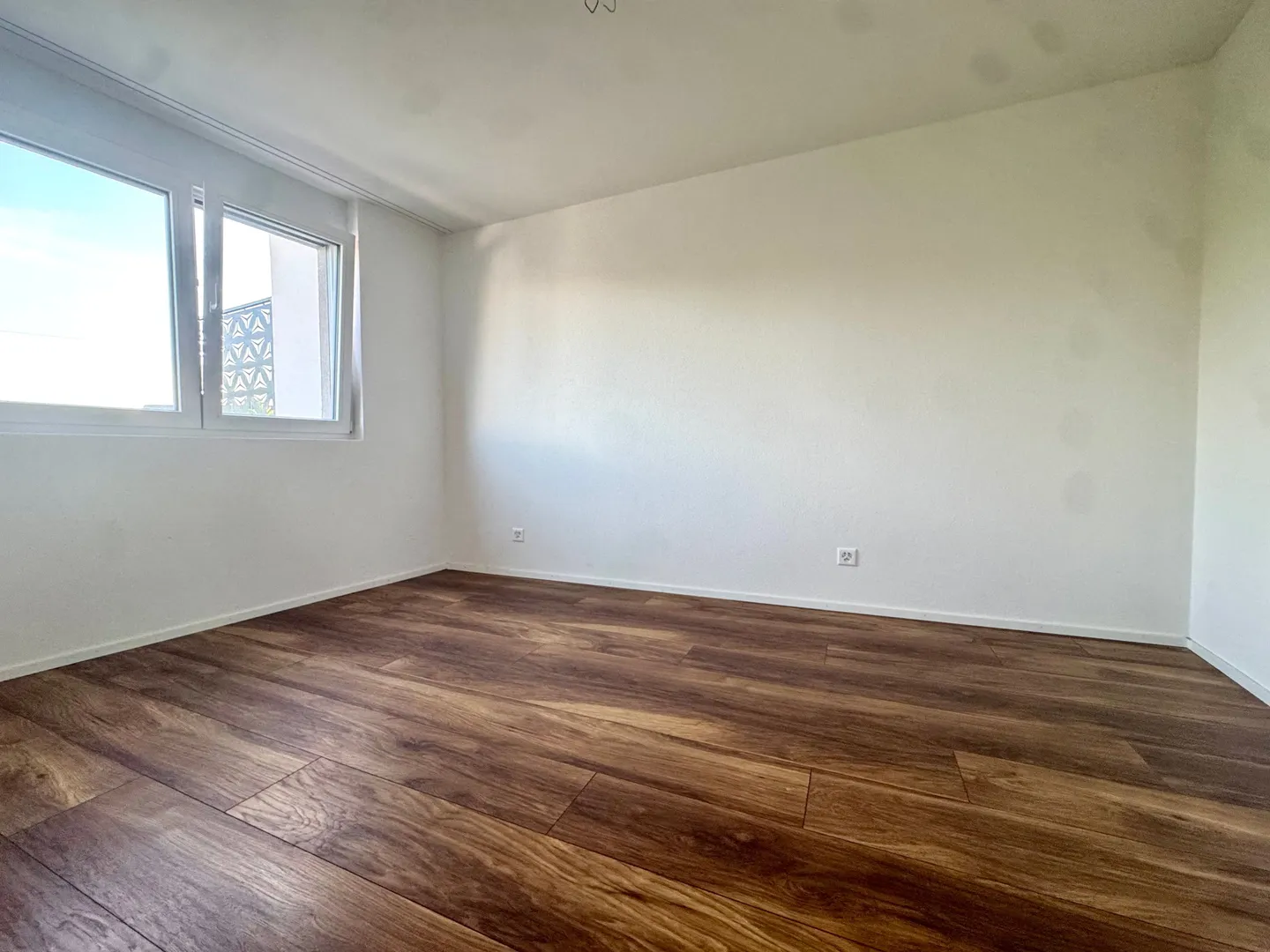 Moderne 2.5-Zimmer-Wohnung mit Balkon - Foto 3 von 5