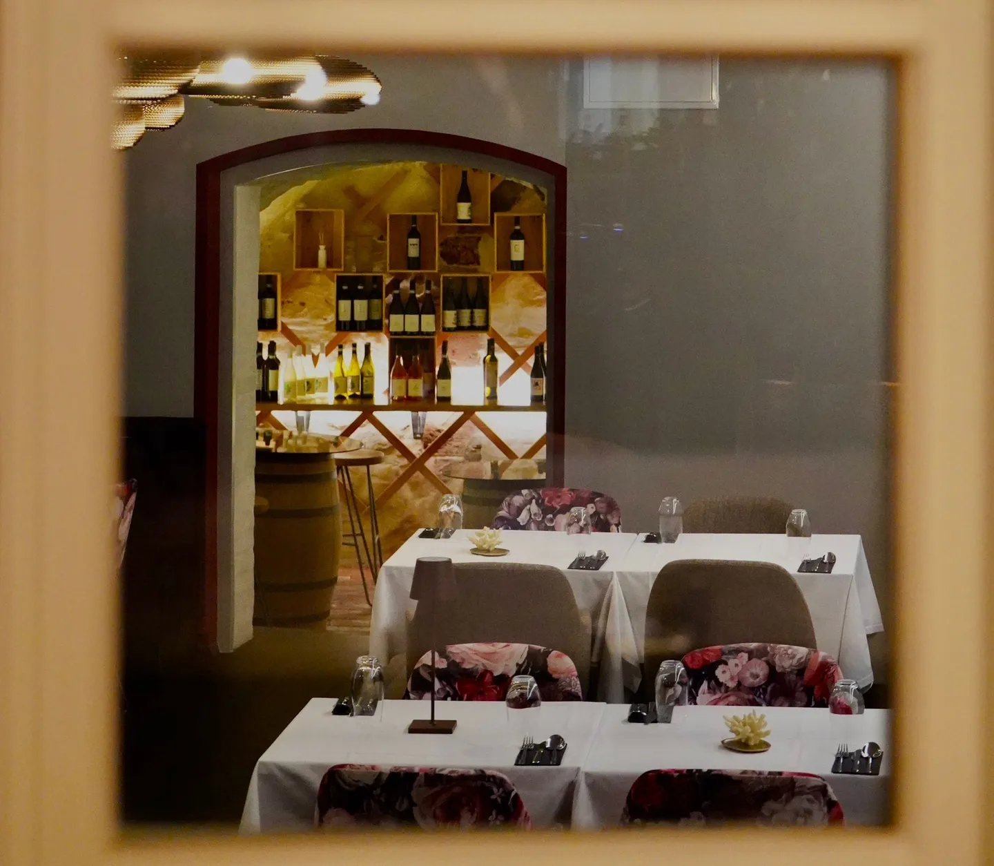 Stylish restaurant with courtyard, 310 m², Basel Old Town - Photo 1 of 8