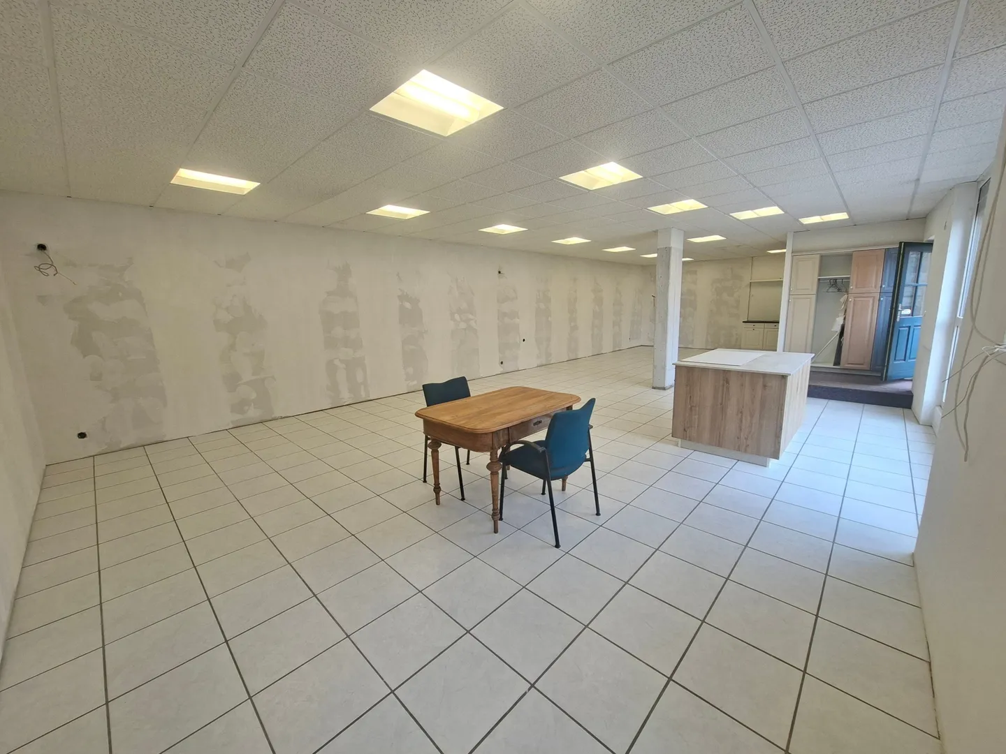 Spazio commerciale/ufficio luminoso a Nuglar, 91 m², parcheggio incluso. - Foto 2 di 9