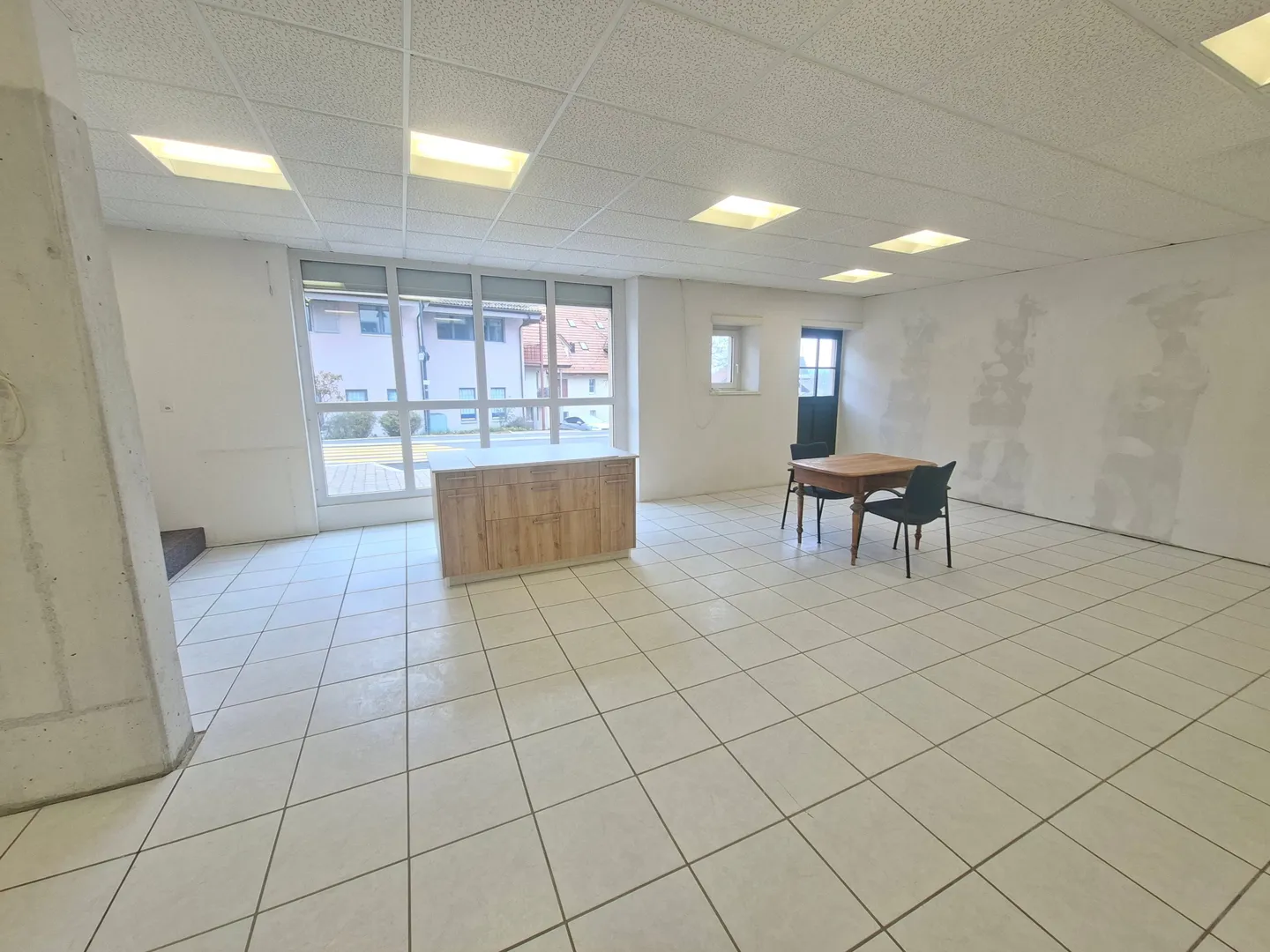 Spazio commerciale/ufficio luminoso a Nuglar, 91 m², parcheggio incluso. - Foto 5 di 9