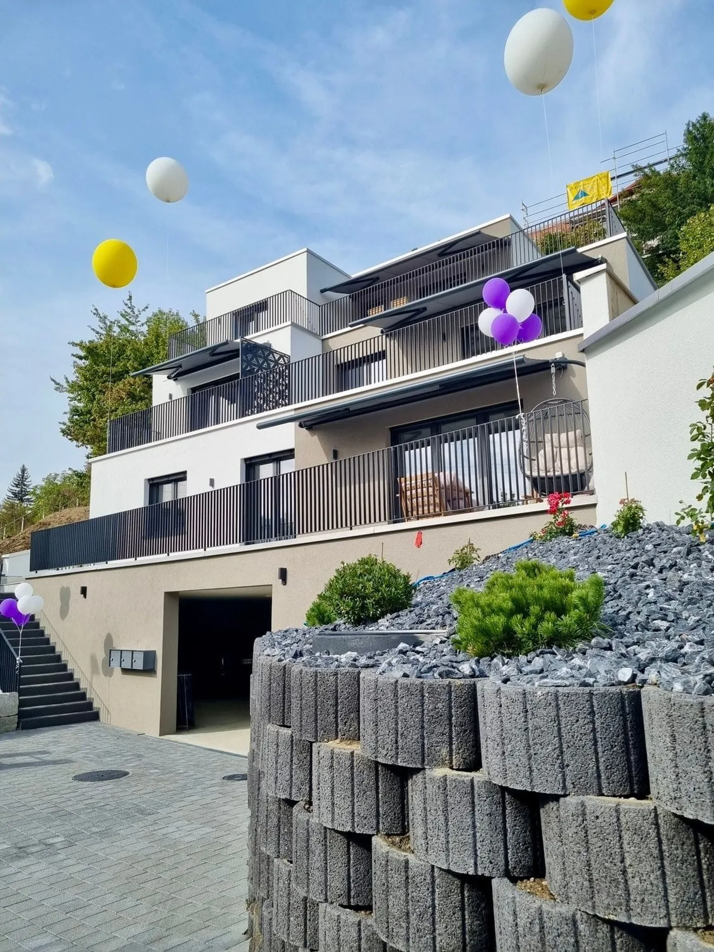 Appartamento luminoso con balcone e terrazza - Foto 1 di 7