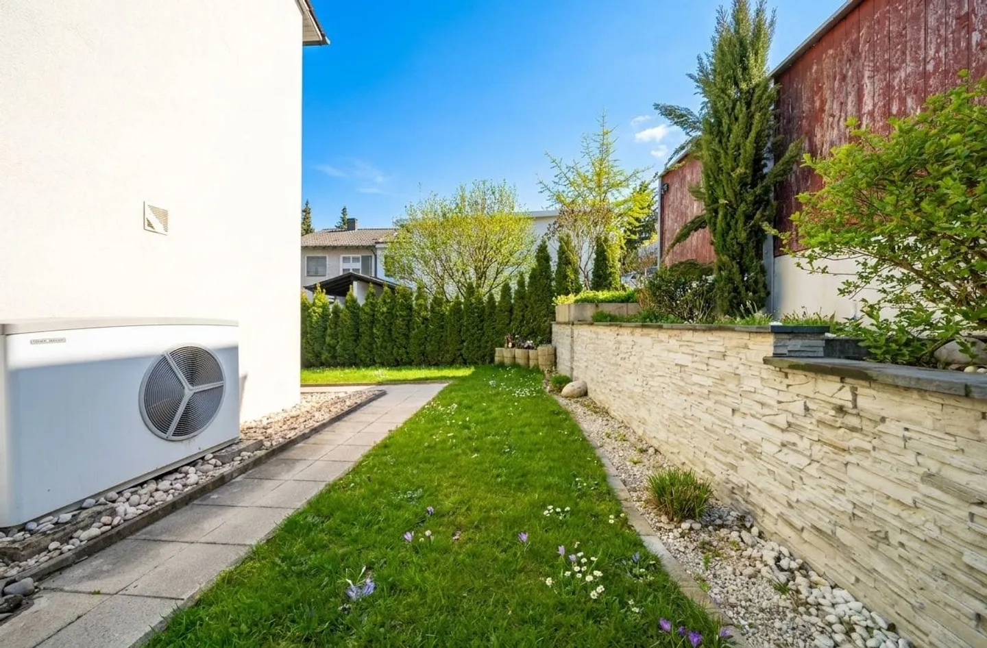 Moderne, rénovée et avec piscine - Photo 6 sur 13