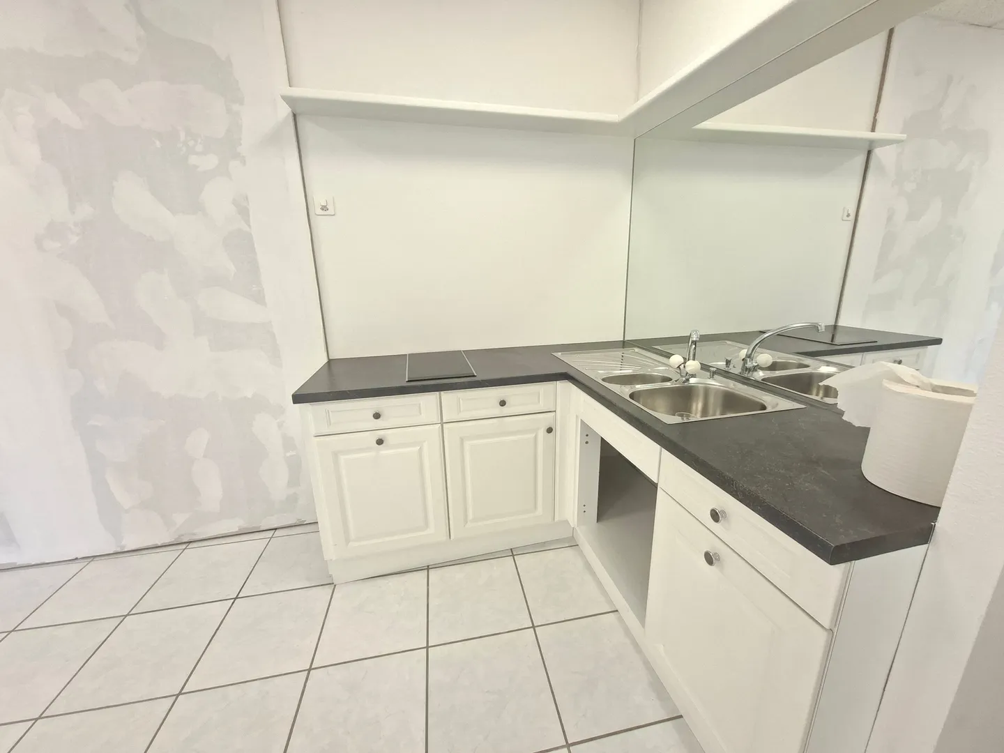 Spazio commerciale/ufficio luminoso a Nuglar, 91 m², parcheggio incluso. - Foto 6 di 9