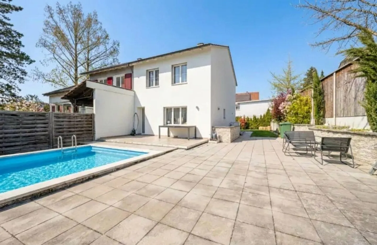 Moderne, rénovée et avec piscine - Photo 2 sur 13
