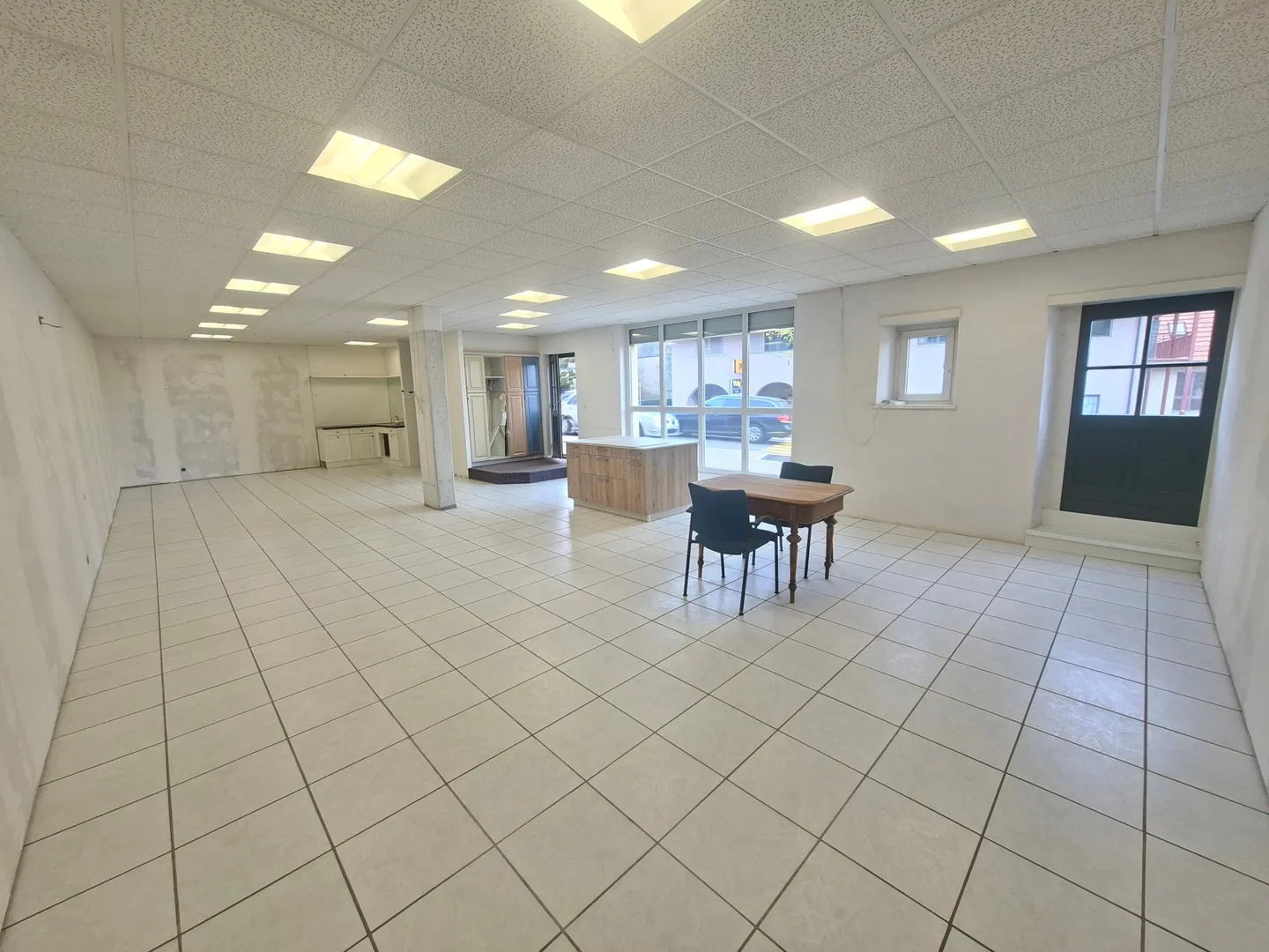 Spazio commerciale/ufficio luminoso a Nuglar, 91 m², parcheggio incluso. - Foto 1 di 9