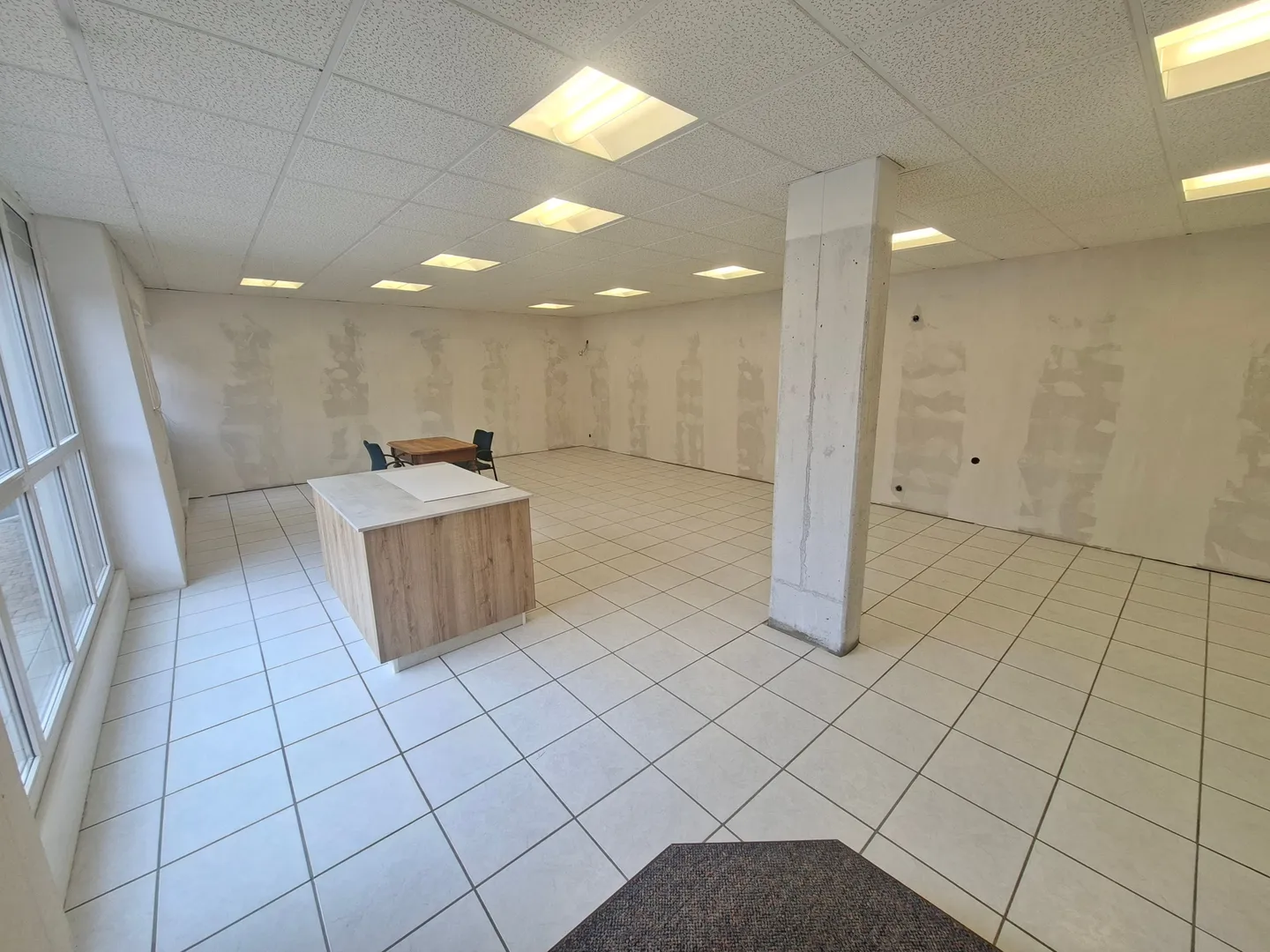 Spazio commerciale/ufficio luminoso a Nuglar, 91 m², parcheggio incluso. - Foto 3 di 9