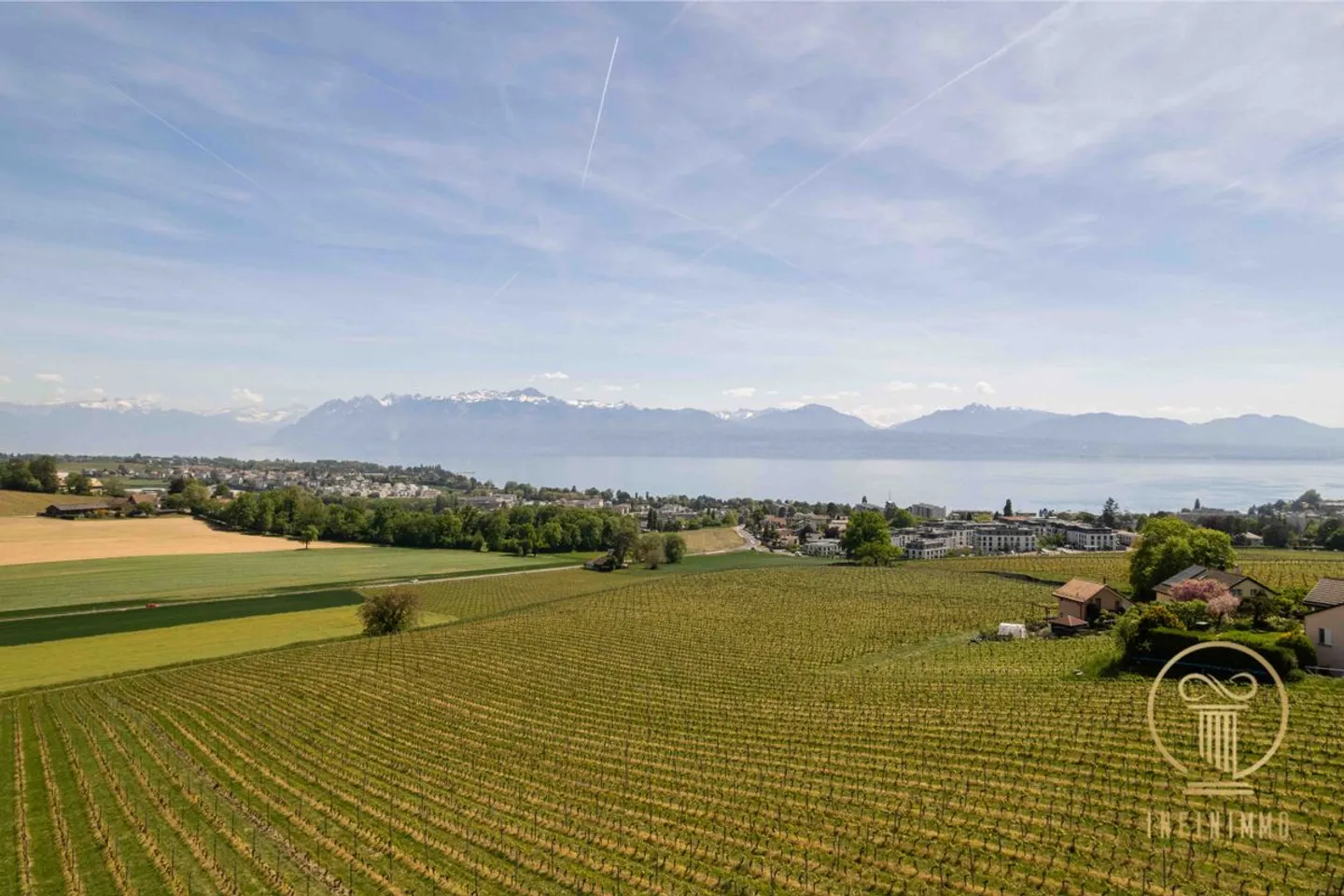 ECHICHENS - Beautiful individual house with stunning views of the lake and vineyards - Photo 1 of 4