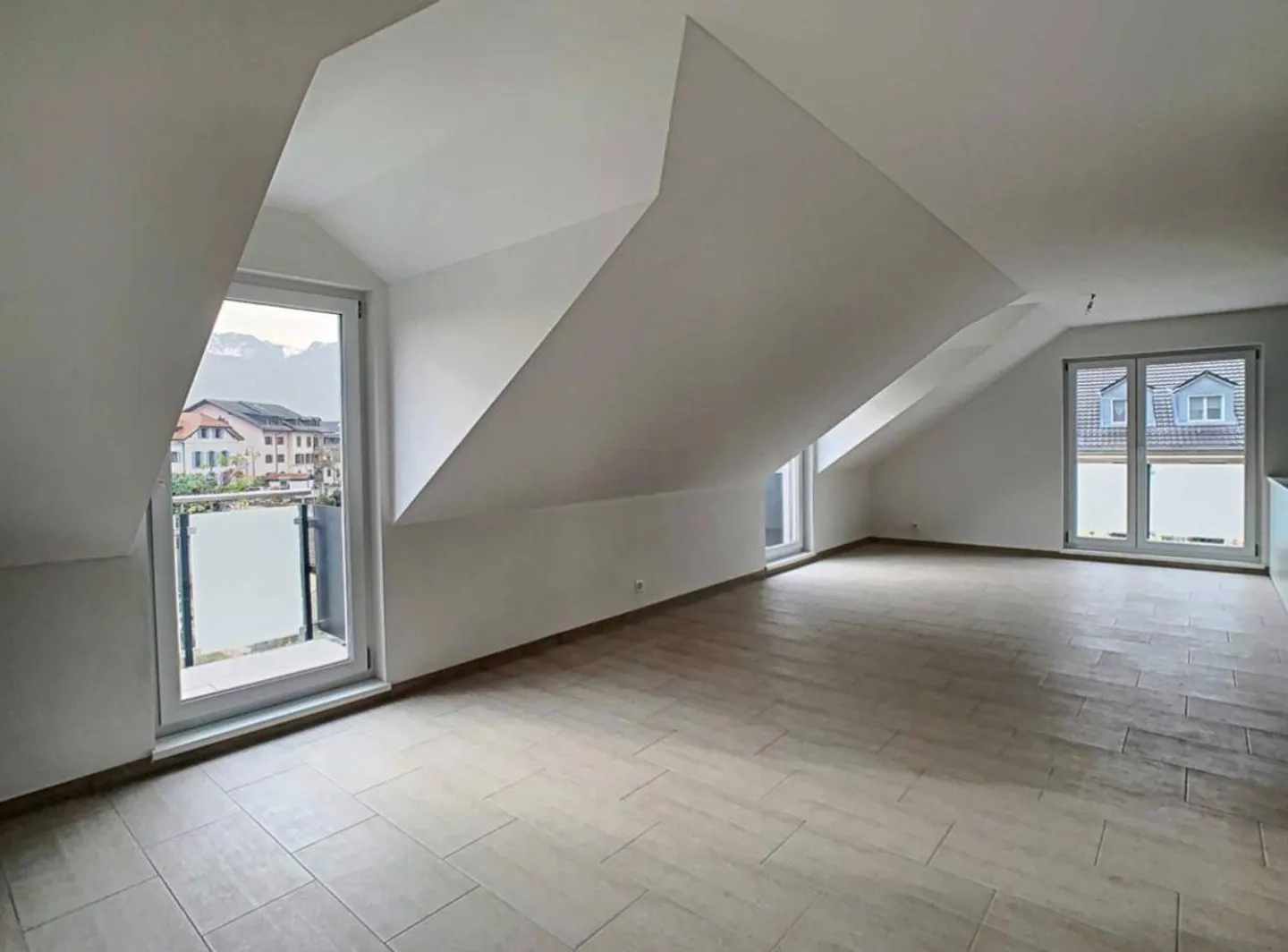 Magnificent 5.5-room duplex next to the hospital - Photo 2 of 6