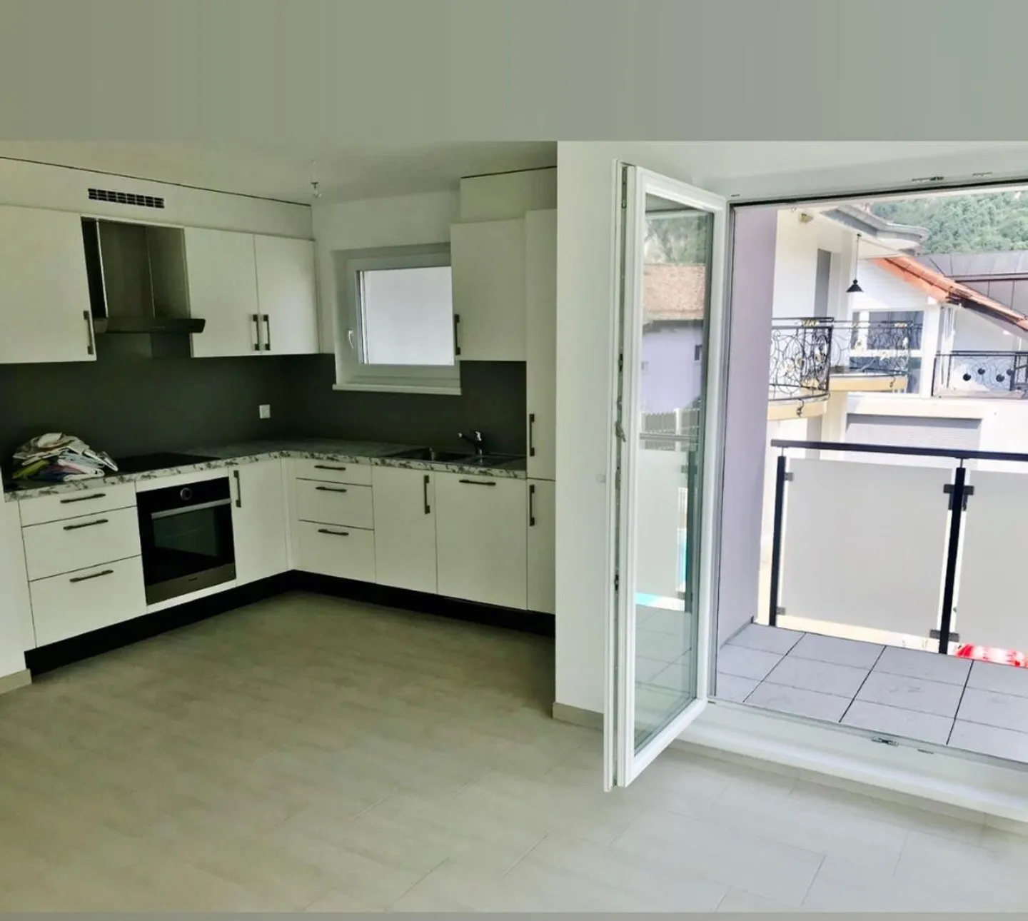 Superb 2.5-room apartment on the first floor with balcony next to the hospital. - Photo 4 of 6